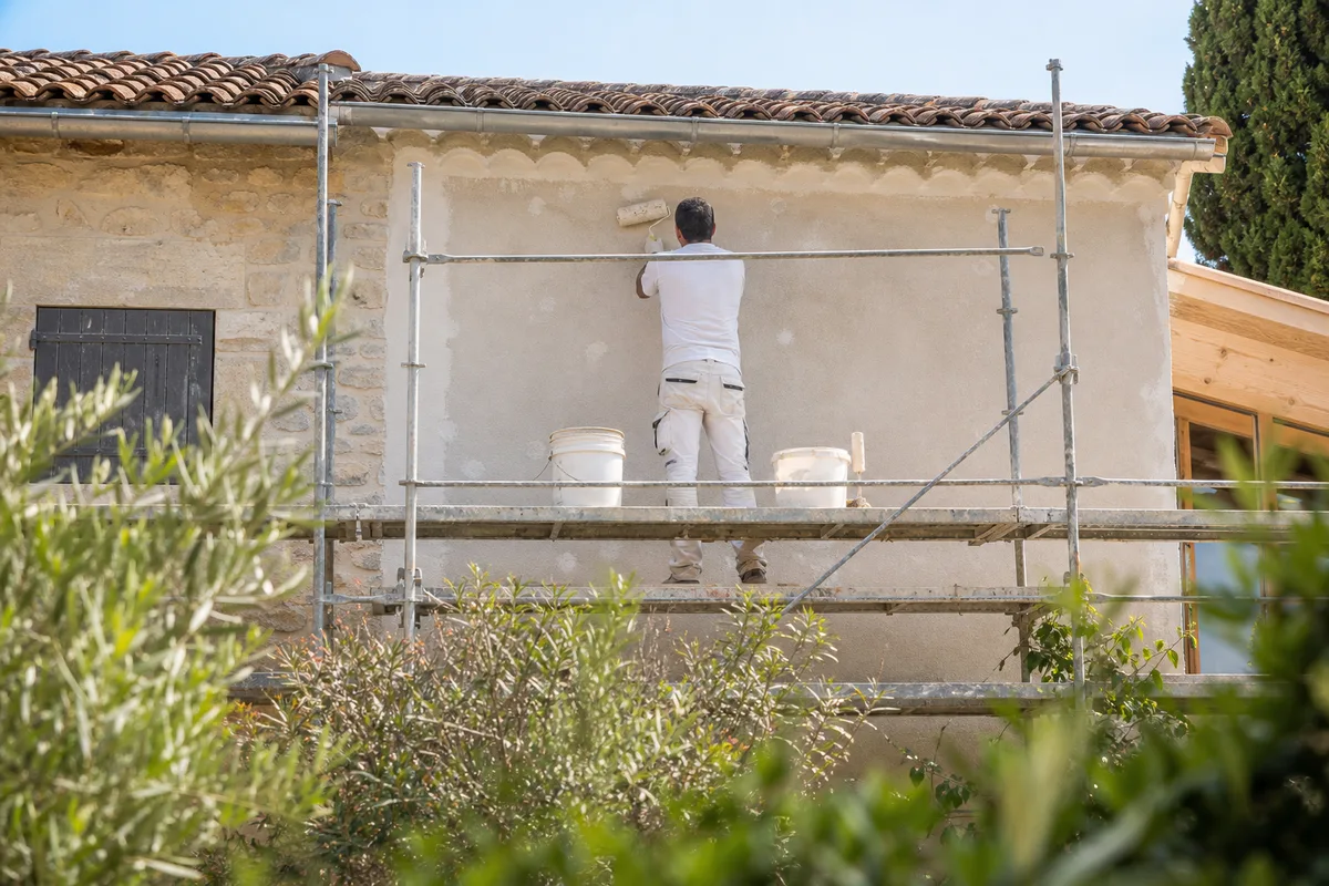 Échafaudage devant une façade en rénovation sous le soleil du Languedoc